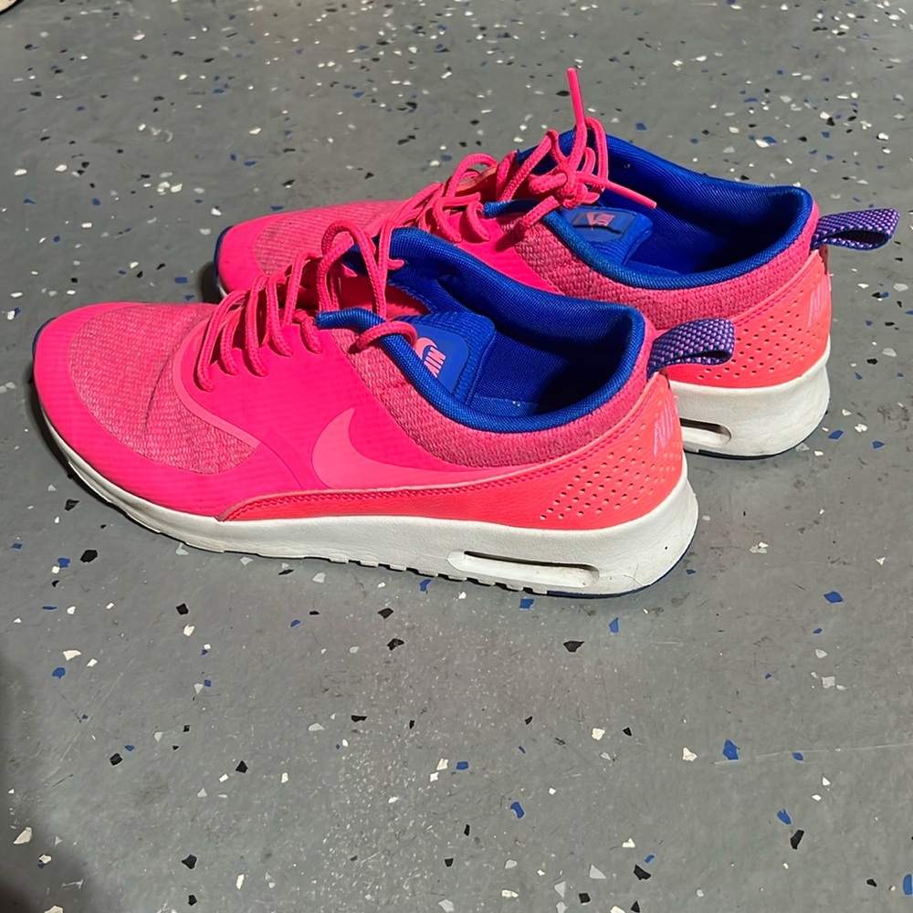 NIKE AIRMAX - WOMENS SIZE 9.5 SHOES - HOT PINK AND BRIGHT BLUE LINING INSIDE